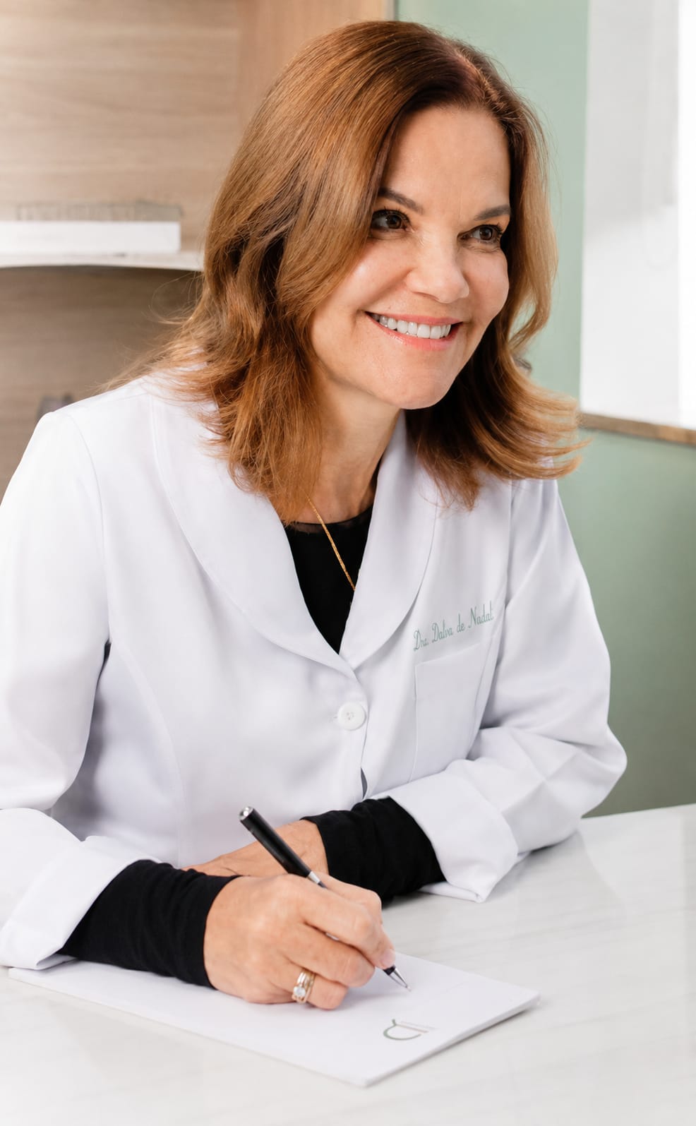 Dra. Dalva de Nadai no consultório da Clínica de Nadai